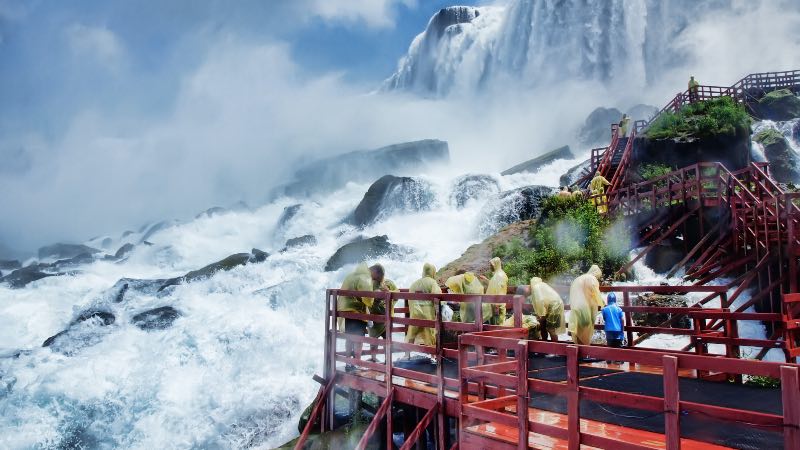 Niagara-Falls-viewing-platform
