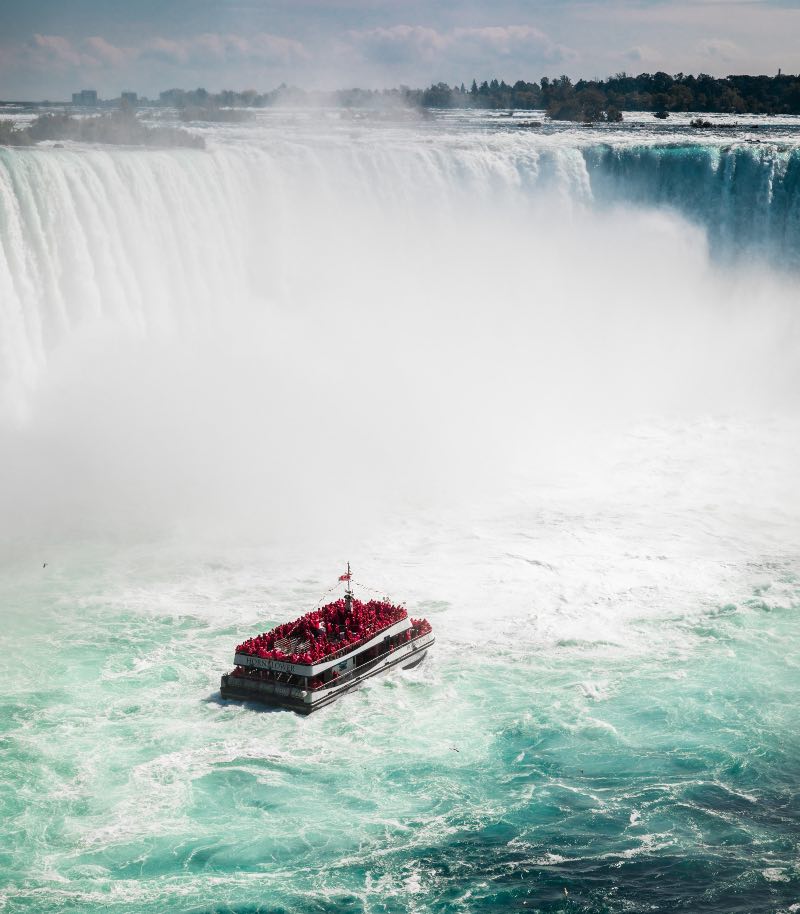 Niagara-falls-tourist-boat