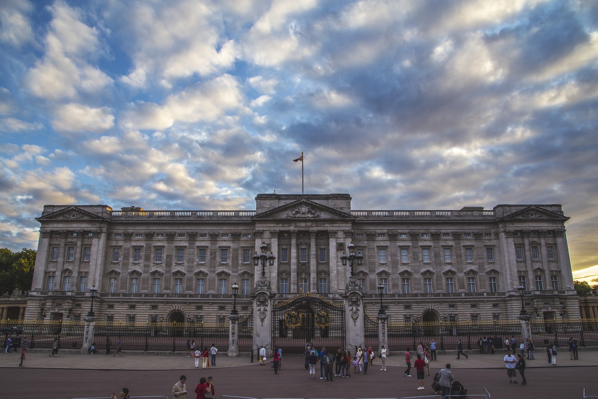 Royal palaces in london. Букингемский дворец. Англия Букингемский дворец. Королевский дворец в Лондоне. Британия Букингемский дворец.