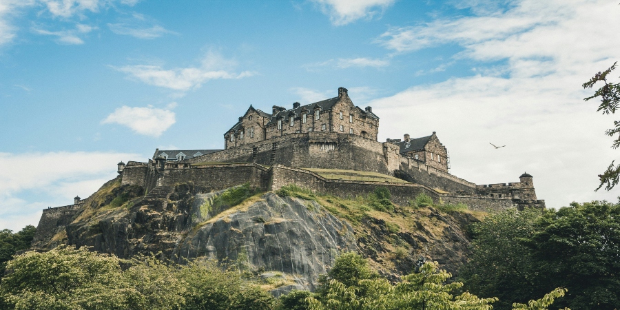 Edinburgh's historic castle and its architecture - discover Scotland's capital city in the summertime.